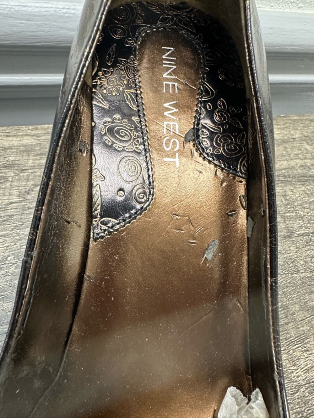 Nine West Black Leather Pumps with Gold Floral Accents NWB - Picture 11 of 13